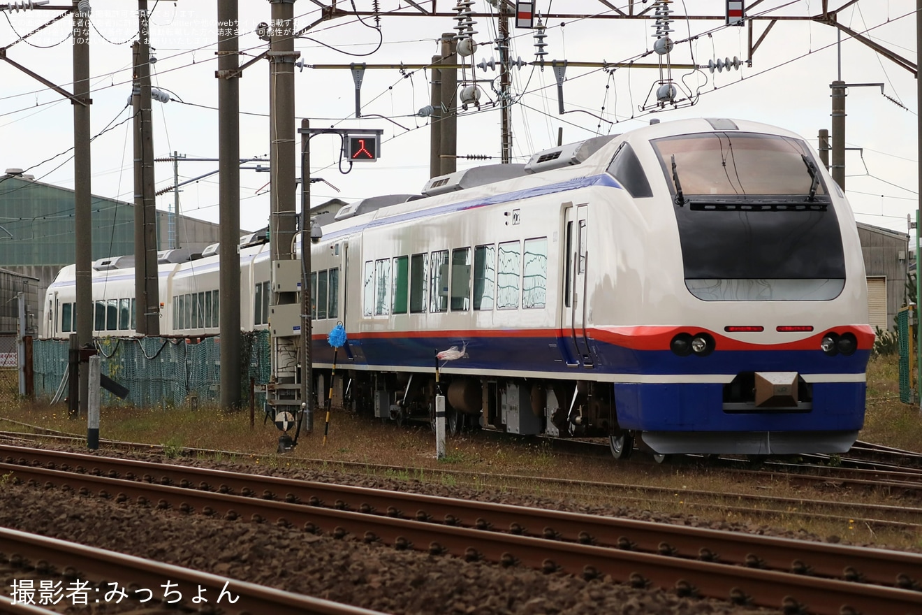 【JR東】E653系H-201編成が秋田総合車両ベースで構内試運転の拡大写真