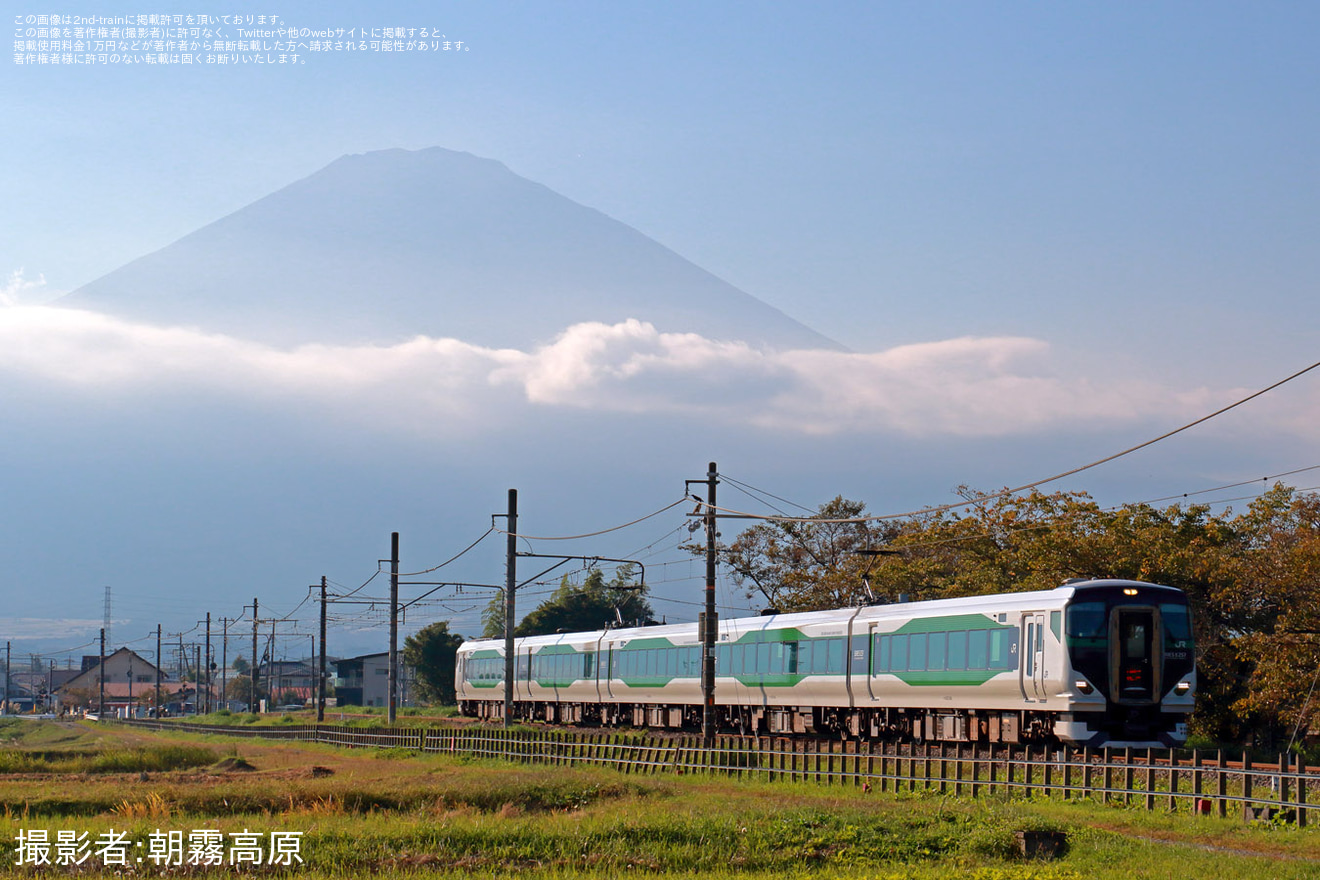 【JR東】E257系OM-51編成で臨時特急「Mt.Fuji御殿場」を運行の拡大写真