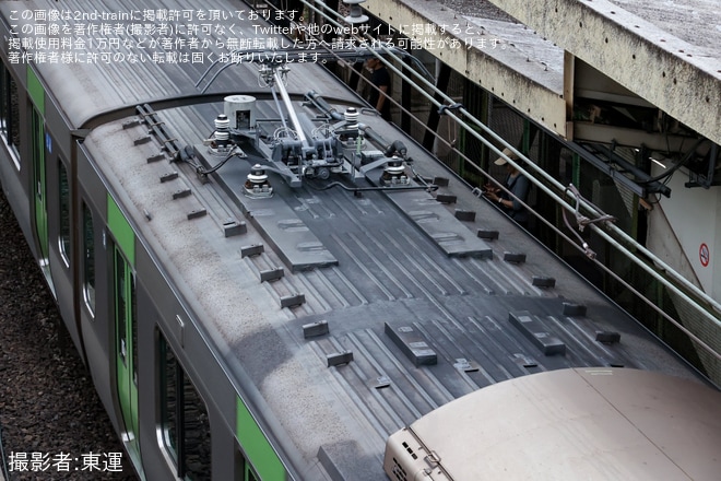 【JR東】E235系トウ12編成モハE235-36の架線状態監視装置が撤去（2枚目）