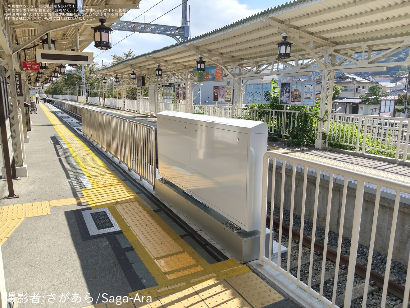 【阪急】嵐山駅でセンサ付ホーム固定柵の設備の一部が確認されるの拡大写真