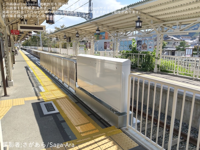 【阪急】嵐山駅でセンサ付ホーム固定柵の設備の一部が確認される（1枚目）