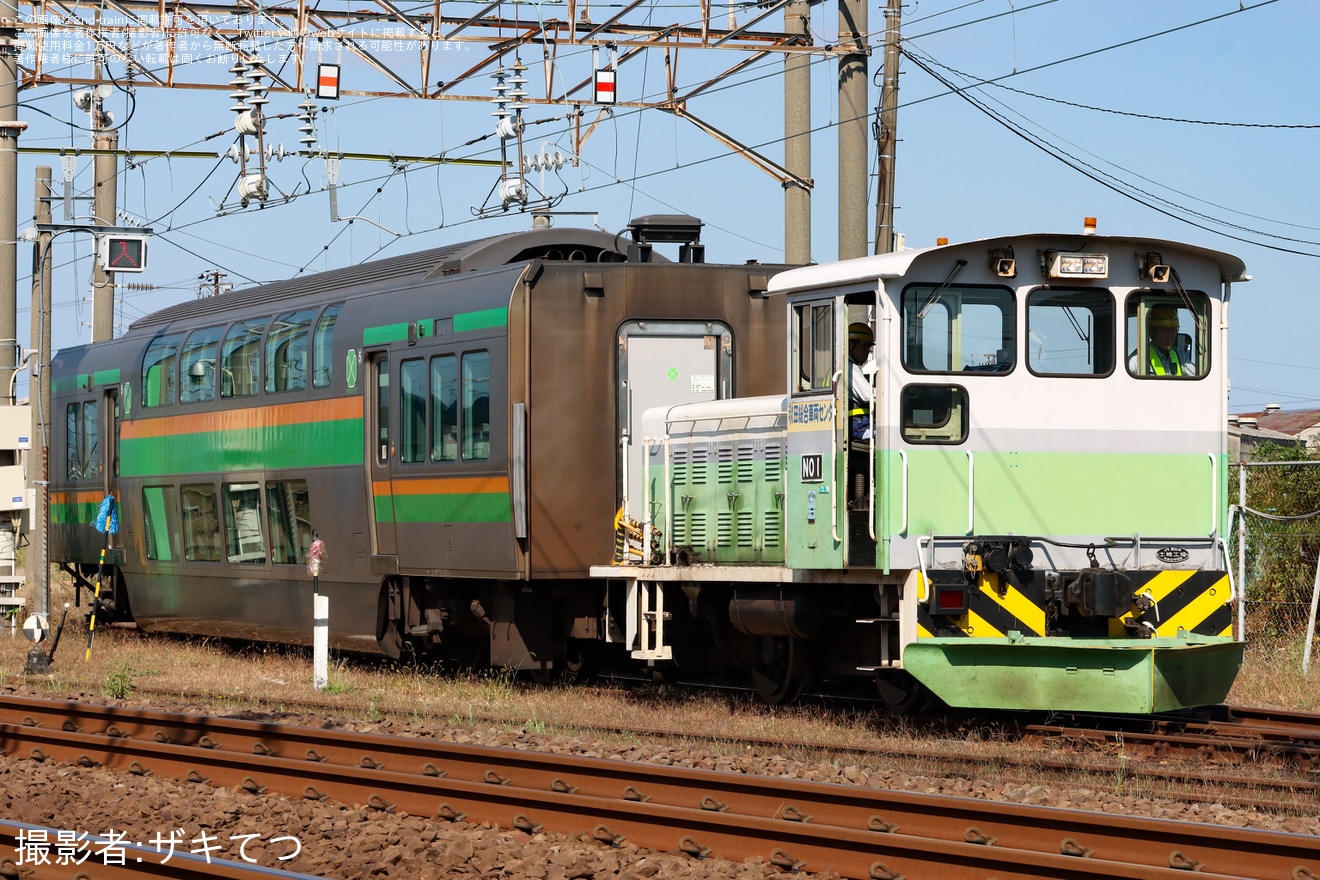 【JR東】サロE233-3029が秋田総合車両ベースで冷房装置が撤去された状態で構内入換の拡大写真