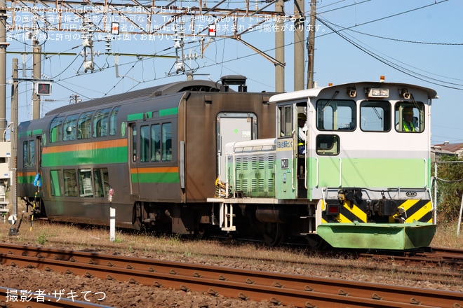 【JR東】サロE233-3029が秋田総合車両ベースで冷房装置が撤去された状態で構内入換 - 秋田総合車両ベース付近にて撮影