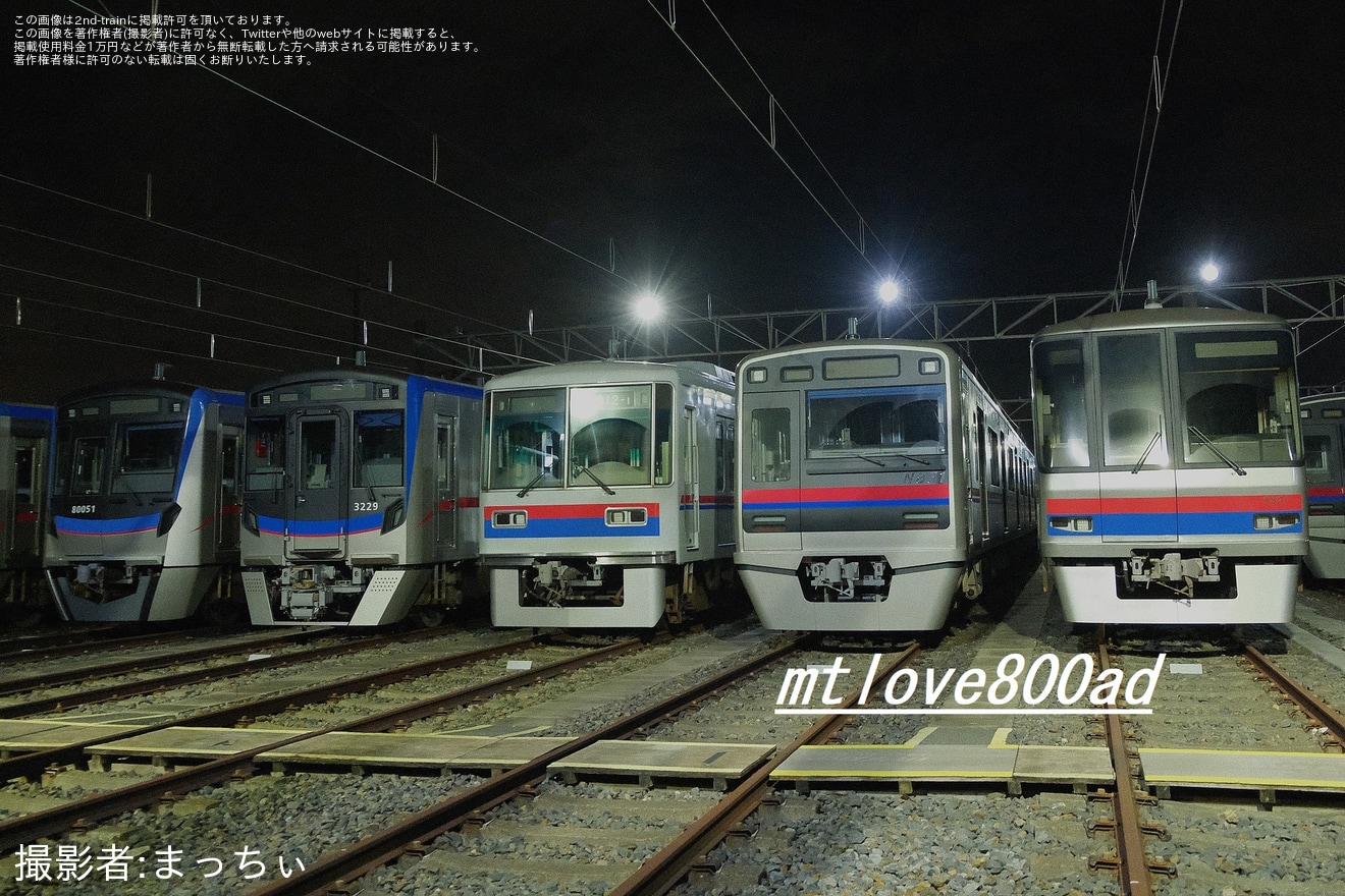 【京成】「鉄道の日」の夜にくぬぎ山車両基地で松戸線の全5形式が並ぶの拡大写真
