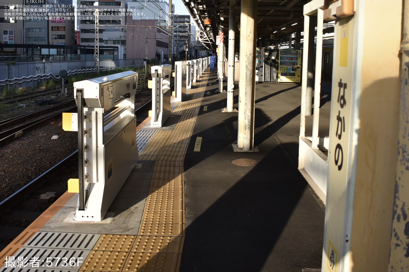 【JR東】中央・総武線各駅停車 中野駅1番線にホームドアが設置の拡大写真