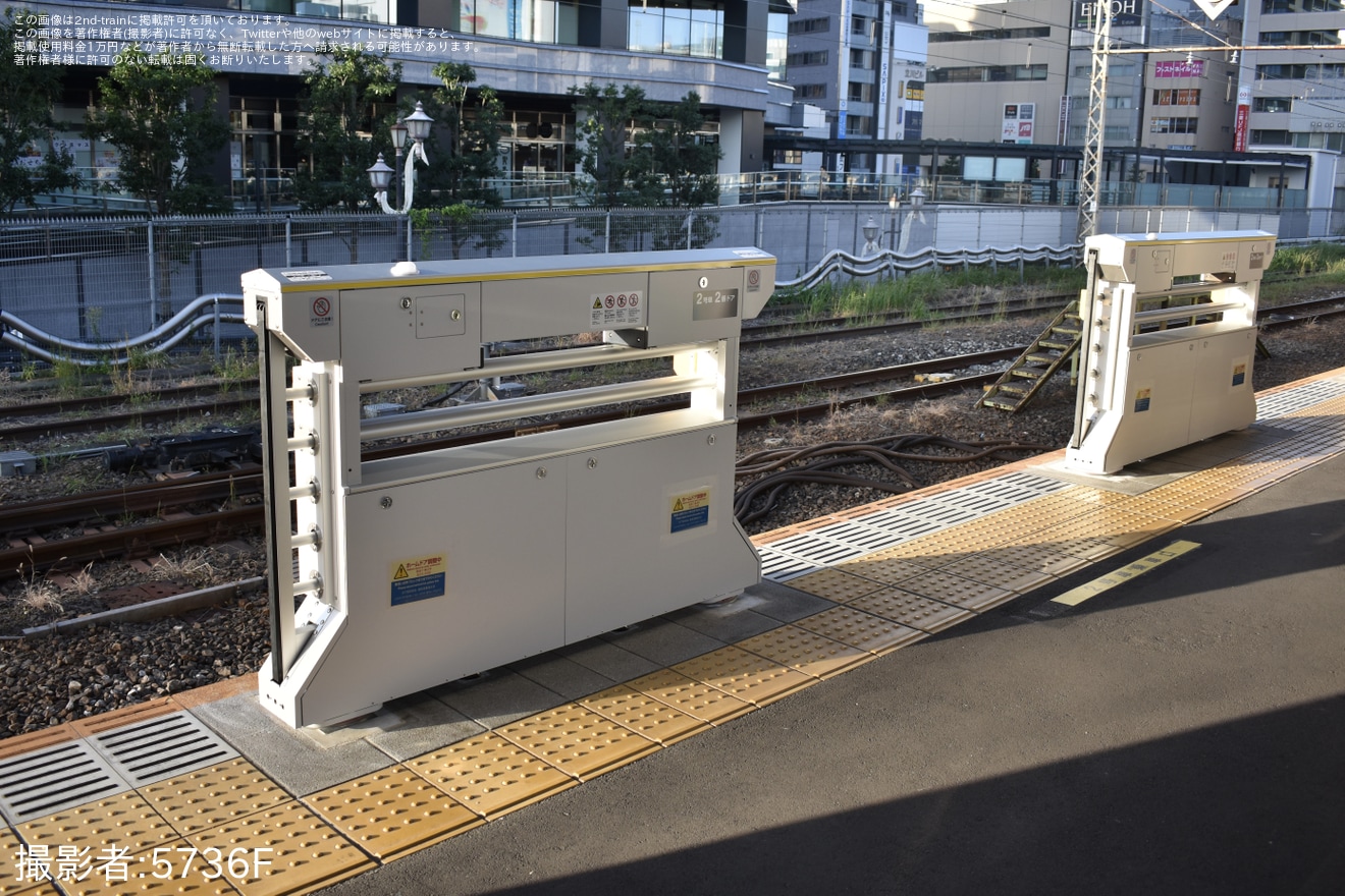 【JR東】中央・総武線各駅停車 中野駅1番線にホームドアが設置の拡大写真