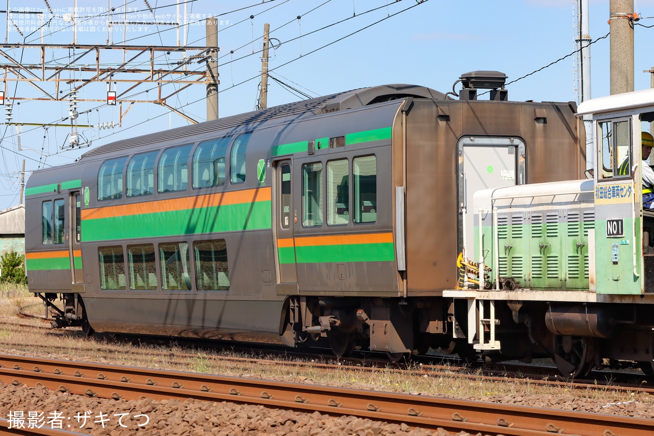 【JR東】サロE233-3029が秋田総合車両ベースで冷房装置が撤去された状態で構内入換の拡大写真