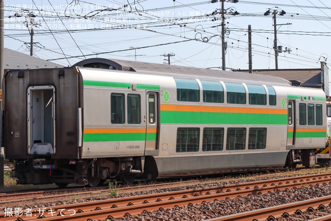 【JR東】サロE233-3029が秋田総合車両ベースで冷房装置が撤去された状態で構内入換 - 秋田総合車両ベース付近にて撮影