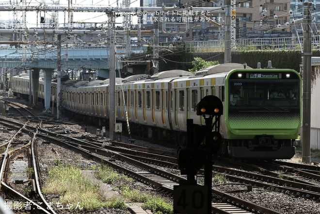 【JR東】E235系トウ35編成が三鷹車両ベース転用改造のため構内入換（1枚目）