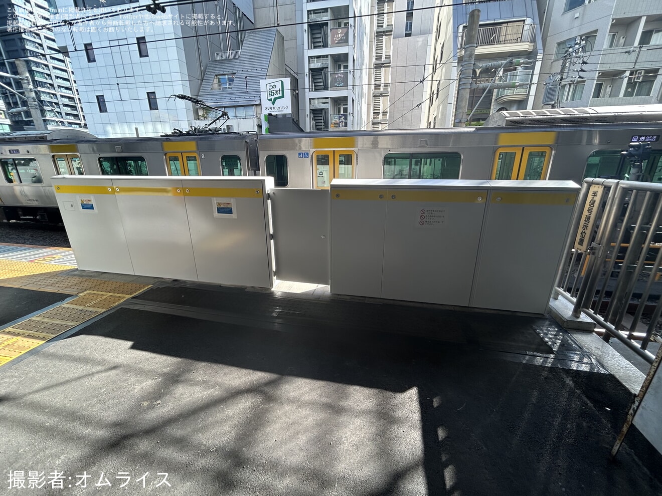 【JR東】中央・総武線各駅停車 中野駅1番線にホームドアが設置の拡大写真