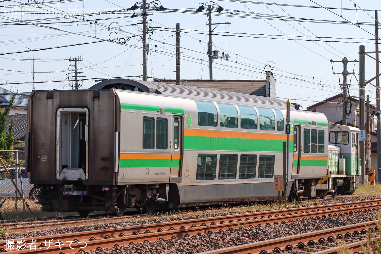 【JR東】サロE233-3029が秋田総合車両ベースで冷房装置が撤去された状態で構内入換の拡大写真