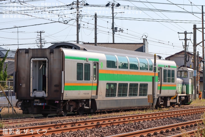 【JR東】サロE233-3029が秋田総合車両ベースで冷房装置が撤去された状態で構内入換 - 秋田総合車両ベース付近にて撮影