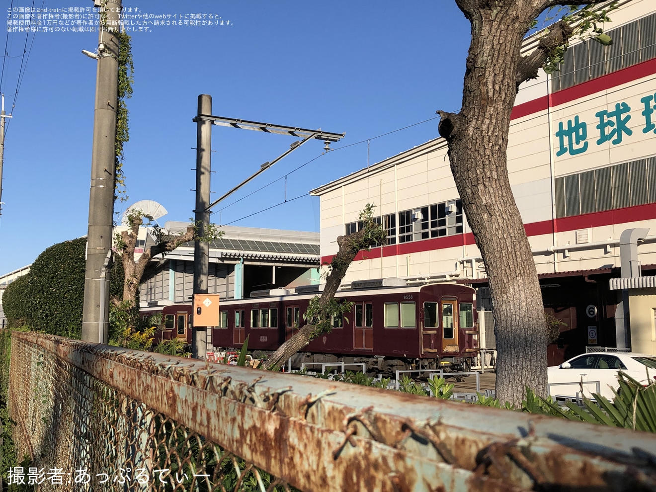 【阪急】正雀車庫に入場中の8008Fの中間車2両の一部塗装の剥離、内装の解体が実施の拡大写真