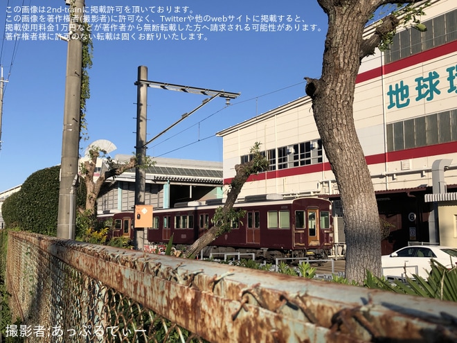 【阪急】正雀車庫に入場中の8008Fの中間車2両の一部塗装の剥離、内装の解体が実施 - 正雀車庫(敷地外)にて撮影
