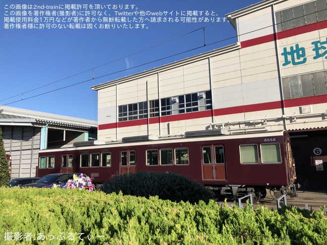 【阪急】正雀車庫に入場中の8008Fの中間車2両の一部塗装の剥離、内装の解体が実施 - 正雀車庫(敷地外)にて撮影