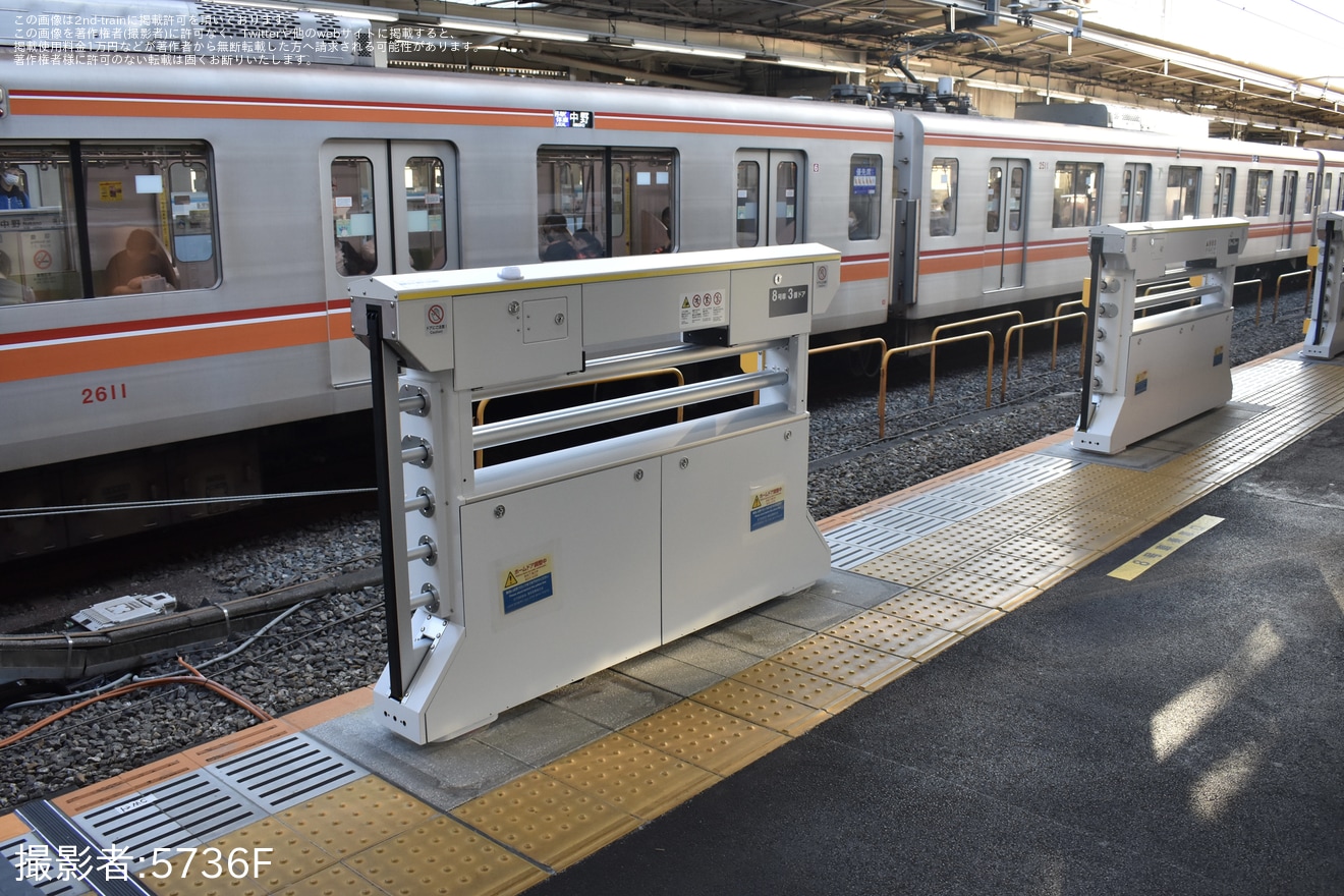 【JR東】中央・総武線各駅停車 中野駅2番線にホームドアが設置の拡大写真