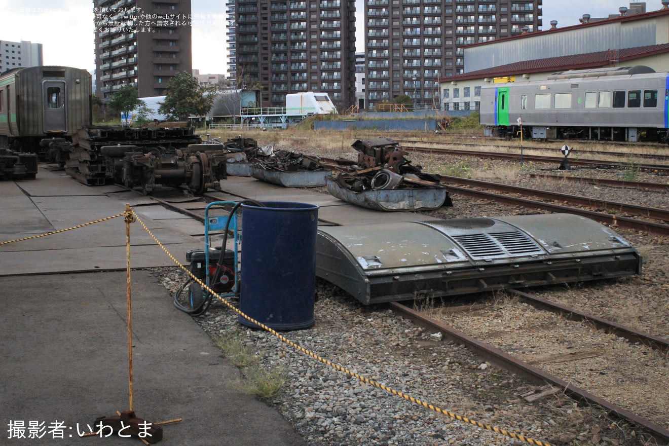 【JR北】721系F-4102+F-4202編成が苗穂工場で解体中の拡大写真