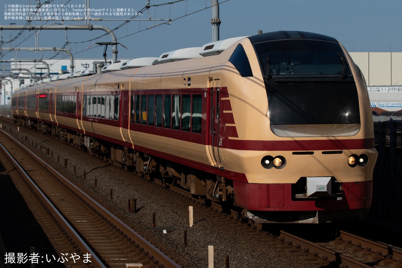 【JR東】E653系K70編成で臨時特急「絶景赤コキア高尾号」を運行の拡大写真