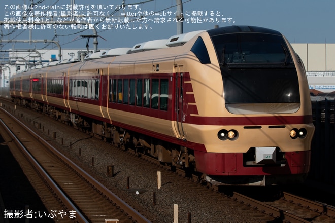 【JR東】E653系K70編成で臨時特急「絶景赤コキア高尾号」を運行（1枚目）