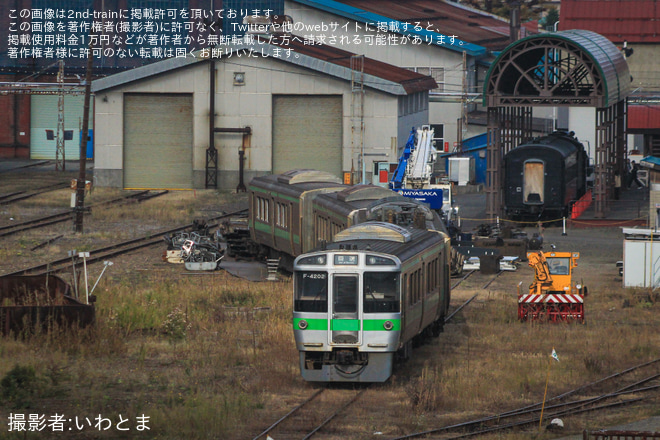 【JR北】721系F-4102+F-4202編成が苗穂工場で解体中 - 苗穂駅にて撮影