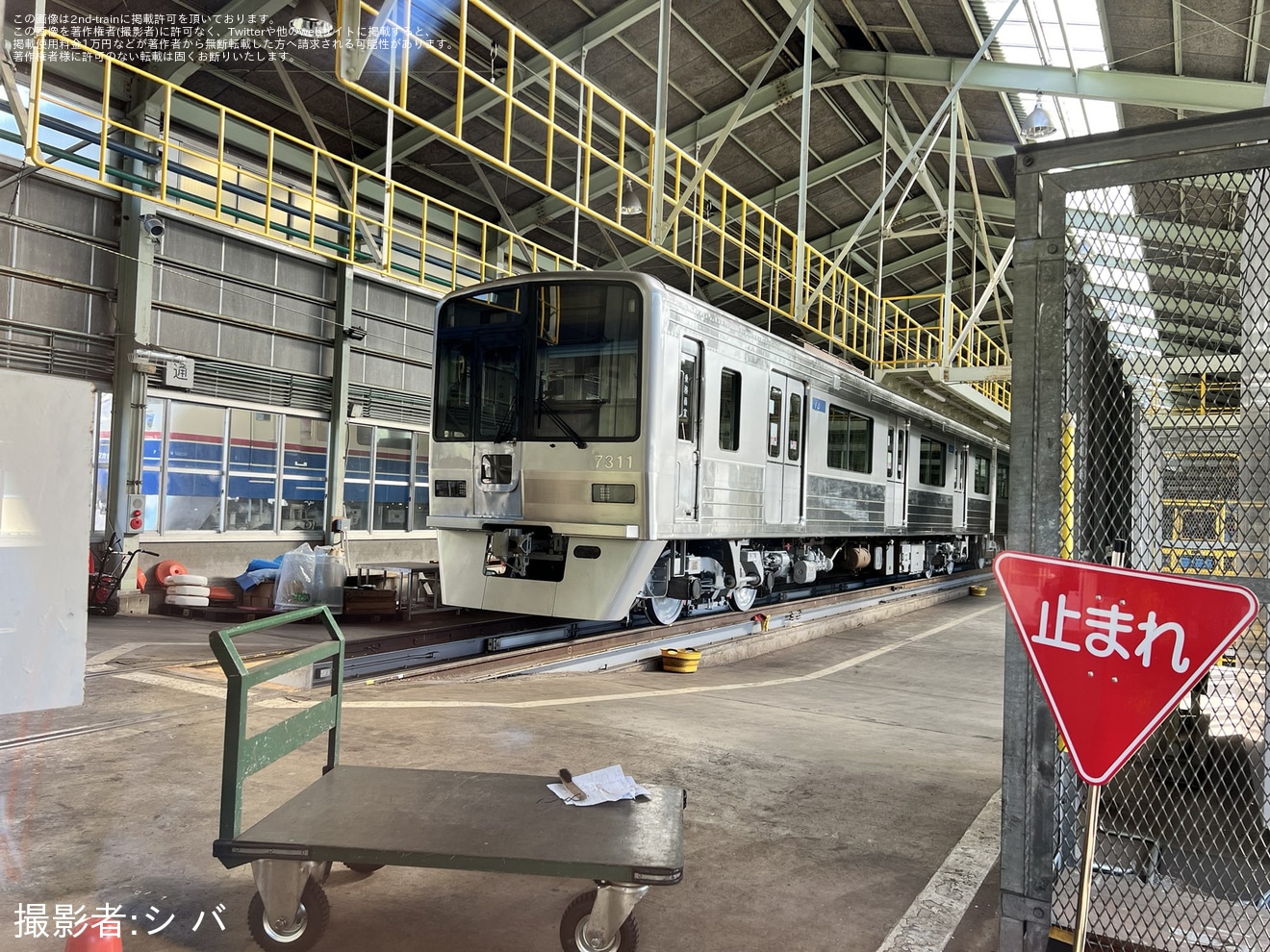 【北総】7300形7318編成が銀一色の「すっぴん姿」にの拡大写真