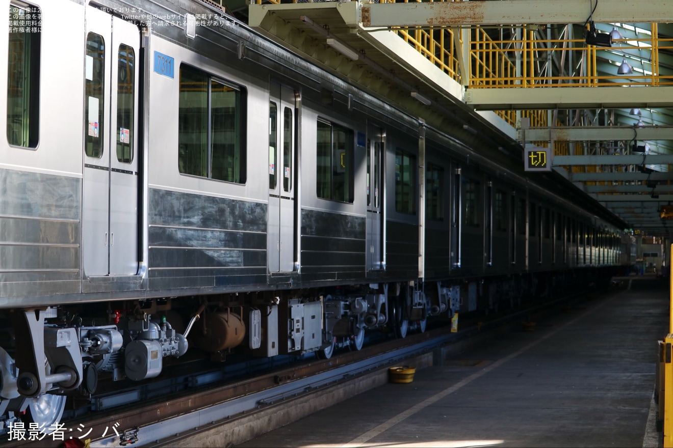 【北総】7300形7318編成が銀一色の「すっぴん姿」にの拡大写真