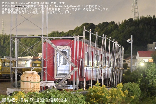 【京急】1500形1725編成が久里浜工場の無架線地帯で確認（3枚目）