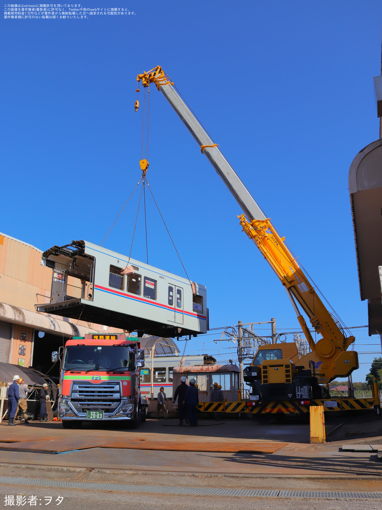 【京成】8800形8809編成の廃車体が陸送の拡大写真