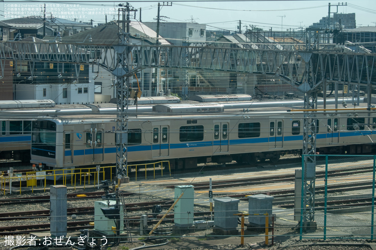 【小田急】3000形3654F(3654×8) 新宿方先頭車の前照灯と尾灯が更新車と同タイプに交換されるの拡大写真