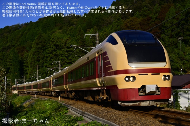 【JR東】E653系K70編成が「絶景赤コキア青梅号」運転（1枚目）