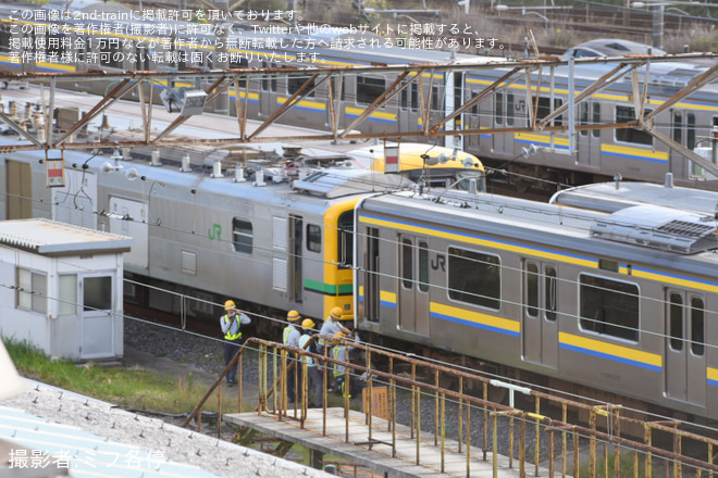 【JR東】E493系オク02編成と209系マリC617編成が連結 - 幕張車両ベースにて撮影