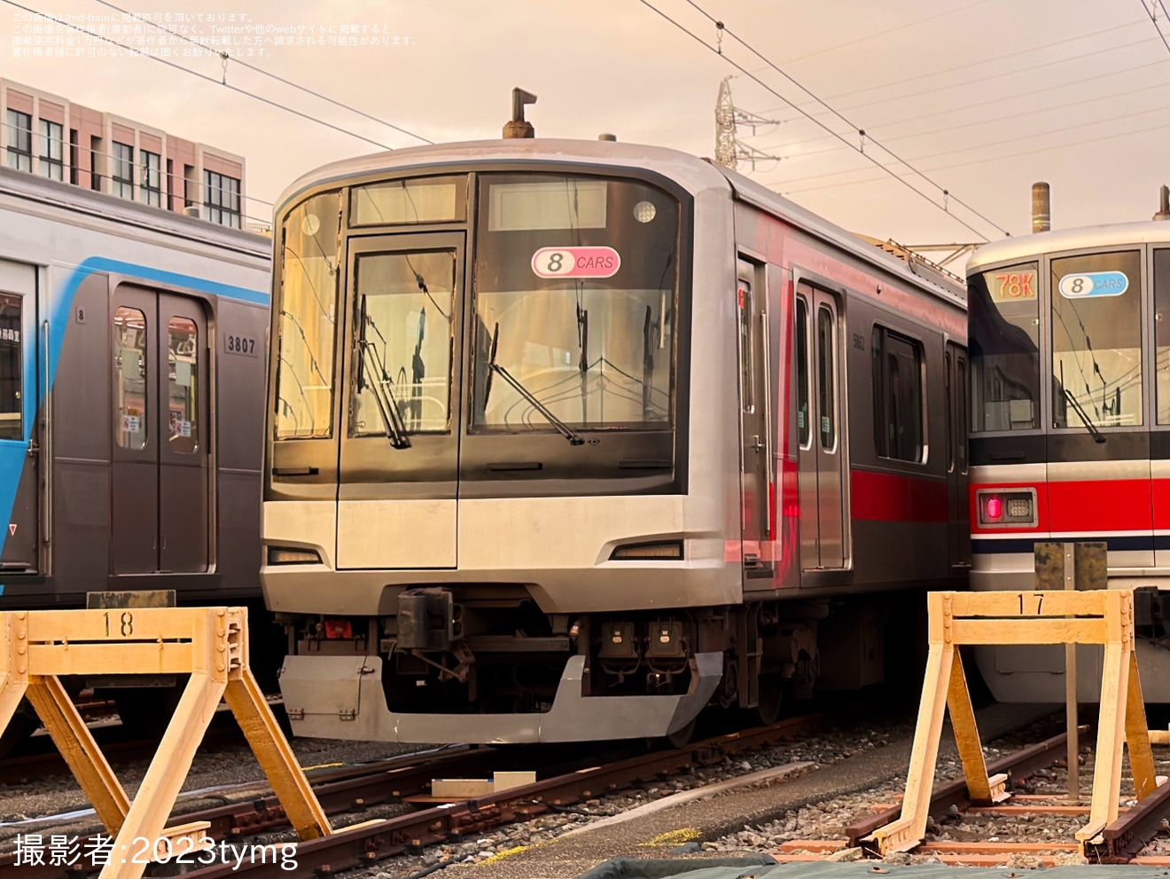 【東急】5050系5162Fの前面が黒色に塗装の拡大写真