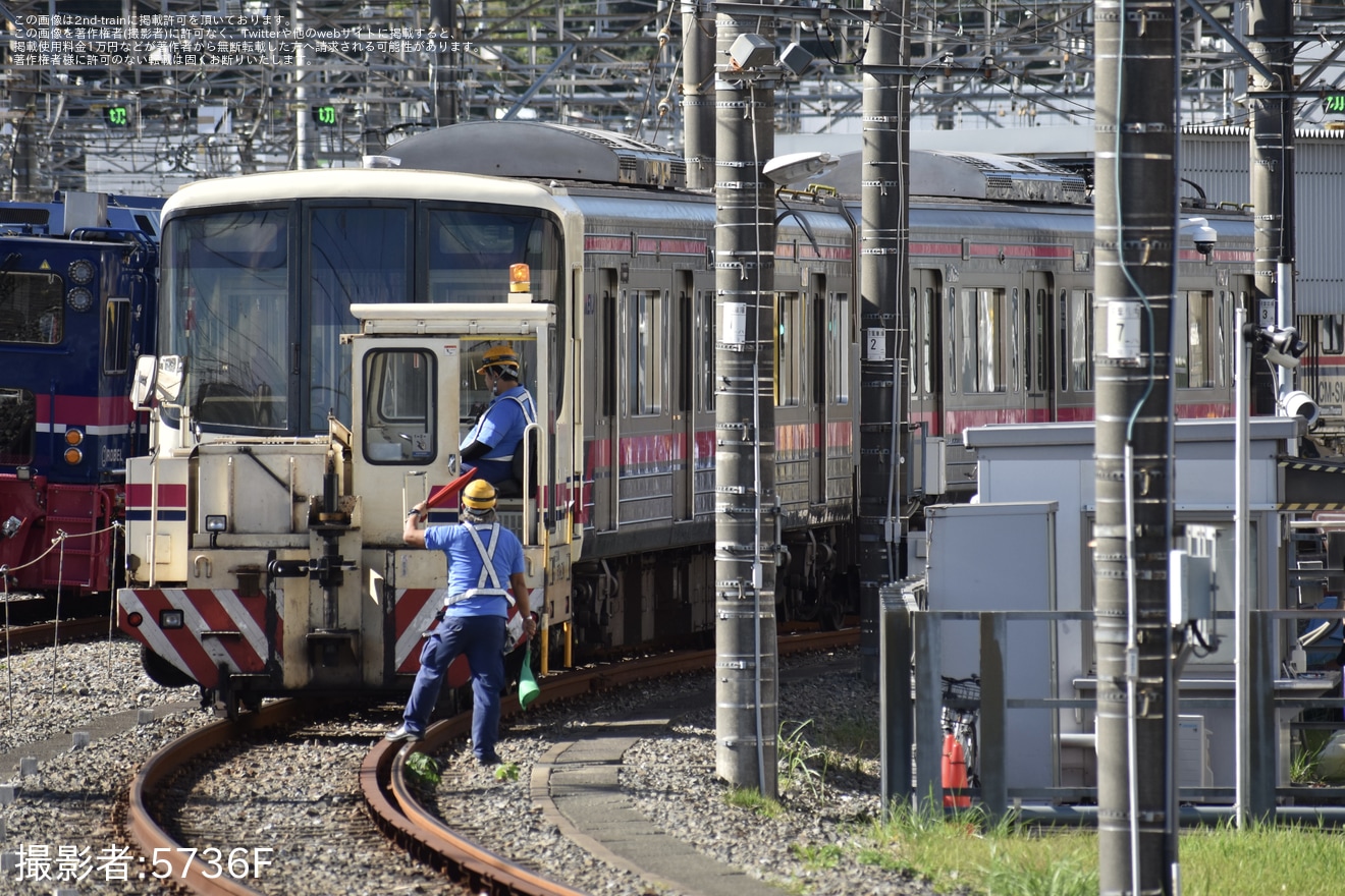 【京王】運用離脱している8000系8711Fの10号車において、L字アンテナ・側面車番・側灯が撤去の拡大写真