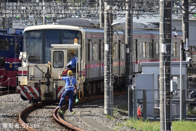 【京王】運用離脱している8000系8711Fの10号車において、L字アンテナ・側面車番・側灯が撤去 - 若葉台駅にて撮影