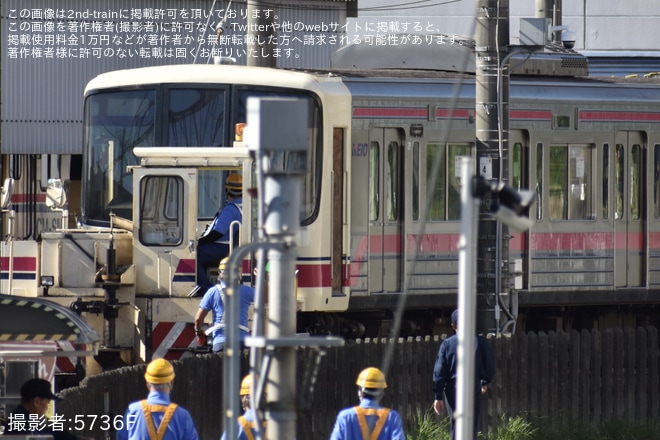 【京王】運用離脱している8000系8711Fの10号車において、L字アンテナ・側面車番・側灯が撤去 - 若葉台駅にて撮影
