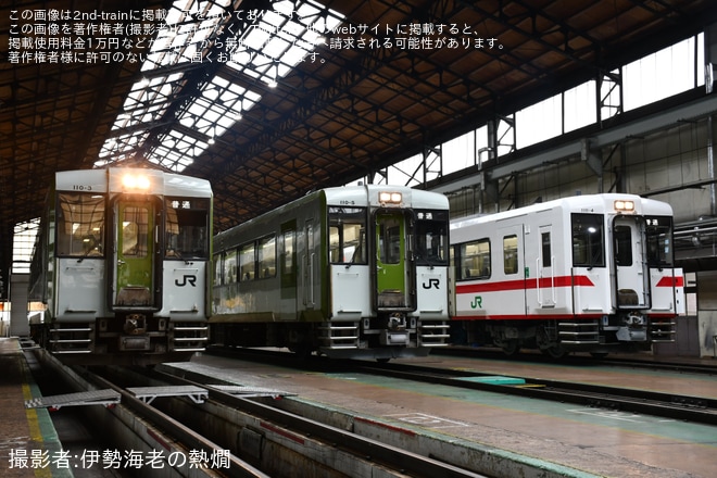 【JR東】盛岡車両ベースで「キハ110形気動車撮影会」開催 復刻カラーのキハ110-4など展示 - 盛岡車両ベースにて撮影