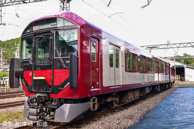 【近鉄】鉄道友の会関係者による6A系6A02編成の車両見学が実施 - お披露目された6A402の外観にて撮影