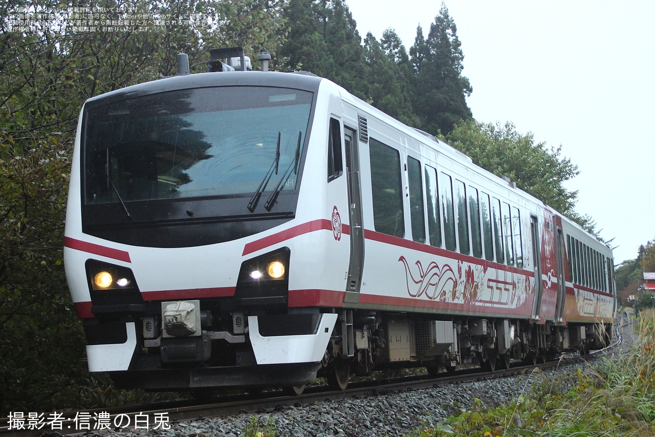 【JR東】HB-E300系AH1編成「ひなび」が臨時快速「ひなび 錦秋湖」ほっとゆだ行きとして運転の拡大写真