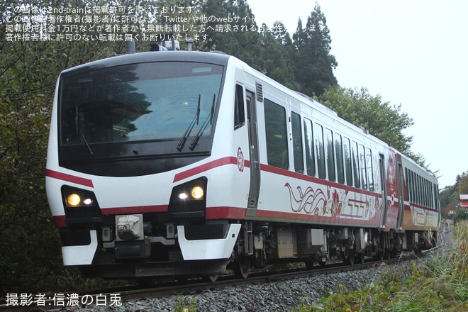 【JR東】HB-E300系AH1編成「ひなび」が臨時快速「ひなび 錦秋湖」ほっとゆだ行きとして運転（1枚目）