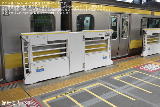【JR東】中央・総武線各駅停車 新宿駅16番線にホームドアが設置 - 新宿駅にて撮影